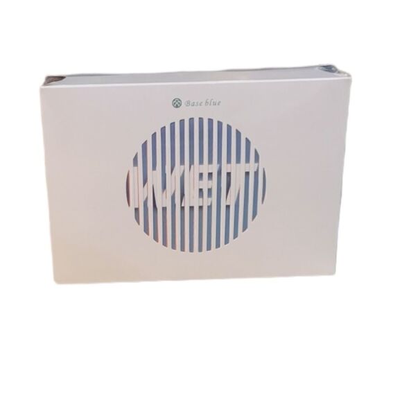 Baseblue Cosmetics Dry and Wet, Dual Action Cleansing Wipes - Picture 2 of 2